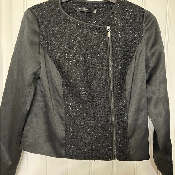 Chic Black Women's Blazer with Textured Detail - Picture 3 of 9